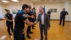 Caballero, saludando a los nuevos agentes.