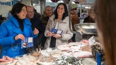 Elena Candia, Miguel Tellado y Paula Prado, en la Praza de Abastos de Lugo