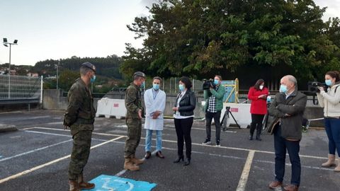 Militares y personal sanitario en Cabuees