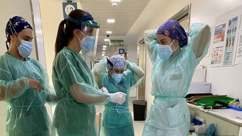 Urgencias del Chuac, doctora Uxía Fernández Robelo y Antía Seijas, enfermera