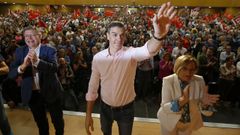 Pedro S�nchez (c) junto a Ximo Puig (i) y Ana Barcel� en Alicante.