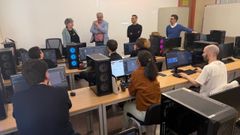 Galo Mart�nez, cofundador del Museo de Videoxogos (segundo por la derecha), visit� la EPEF junto a su director, la coordinadora del m�ster y el director del Campus Industrial