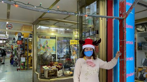 Manoli coloc� el alumbrado navide�o en su librer�a de O Barco el pasado fin de semana