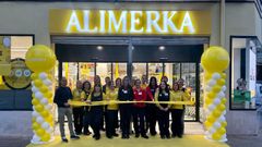 El personal del supermercado de Alimerka de Vegadeo, posando antes de la reapertura