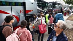 Viajeros de la l�nea de tren entre Vigo y Oporto prepar�ndose el jueves pasado para subir a los autobuses que les llevar�n a Valen�a.