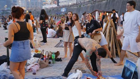 J�venes en la playa
