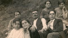 Retrato de familia: arriba a la derecha, las hijas de Mariano, Mar�a y Teresa, y delante, Mariano hijo. La pareja mayor es Mariano y su mujer Mar�a. En primer plano, su hija Ana (madre de Anabel S�nchez Nov�o) y un primo. 