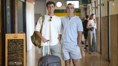 Gonzalo, a la izquierda, que coga el tren para Madrid este lunes de Pontevedra.