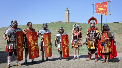 Ave Crunia recrea el pasado romano de la ciudad en la Torre de H�rcules