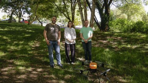 Enrique Comesa�a, Anal�a M�guez y C�sar P�rez Cruzado (de izquierda a derecha), con el dron en terrenos situados junto a la Escola Polit�cnica Superior, en donde se ha dise�ado