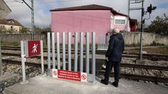 Barreras y se�ales advierten de que ya no se puede cruzar las v�as por el lugar habilitado para ello