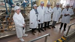 El delegado del Gobierno y al subdelegada en Pontevedra, ayer, visitando la f�brica de Clesa. CAPOTILLO 
