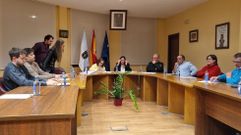 Los ediles del PP (a la izquierda) en el momento de abandonar el pleno de A R�a de Valdeorras.