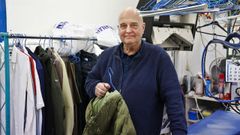 Javier Santamarina en su tintorer&iacute;a.