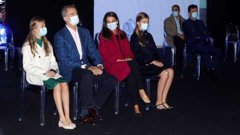 Los reyes Felipe VI (2i) y Letizia (2d), junto a la princesa Leonor (i) y la infanta Sofa (d), este jueves durante su visita a la denominada FPABRICA, la antigua fbrica de armas de Oviedo donde se llevan a cabo las actividades culturales relacionadas con los galardones de los Premios Princesa de Asturias