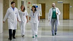 El equipo m�dico que atiende a la auxiliar de enfermer�a contagiada con el virus del �bola, Teresa Romero