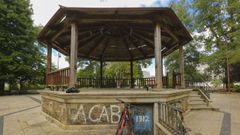 C�pula del Anll�ns. Este lugar lleg� a ser uno de los focos principales de botellones en Carballo. En los �ltimos a�os se han dejado de realizar, en gran parte debido al auge de la calle de la Estrella, donde se encuentran los pubs