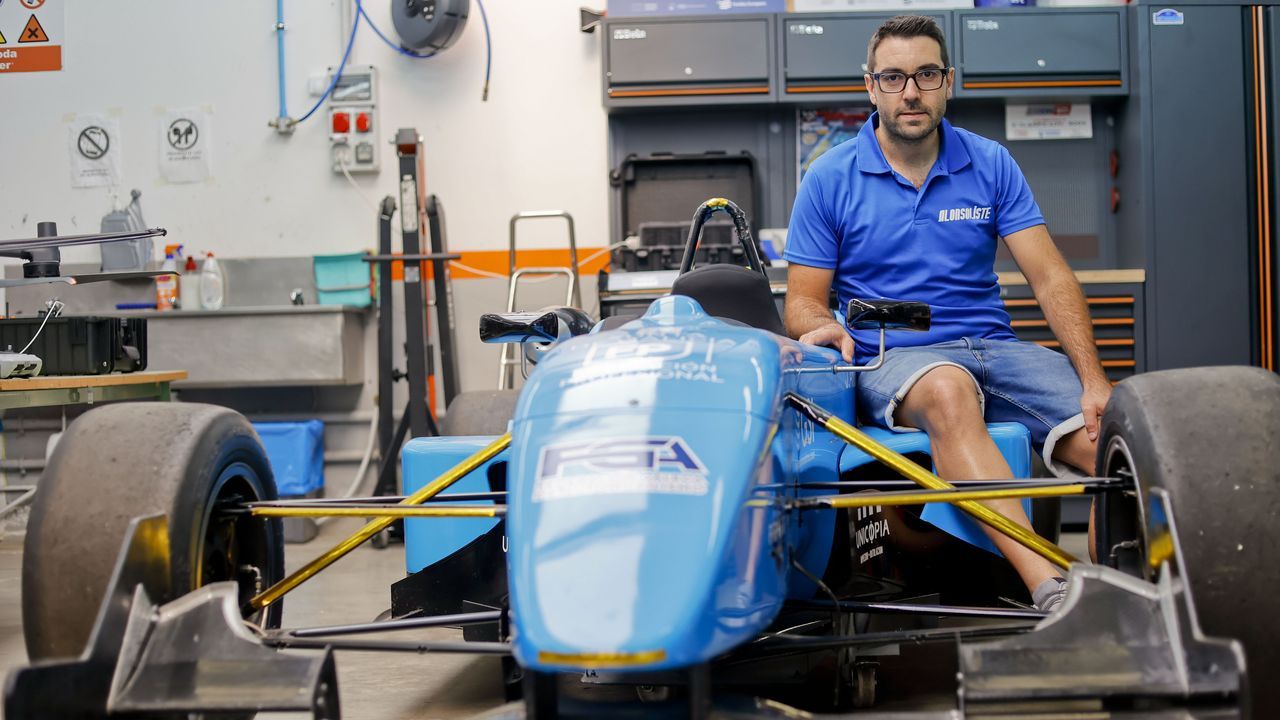 El piloto lucense que recorre Europa con un coche puesto a punto por alumnos de FP
