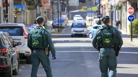 Agentes de la Guardia Civil patrullando por Sarria.