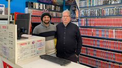 Fernando y Amador Villavir�n, padre e hijo, tras el mostrador del �ltimo videoclub de Oviedo.
