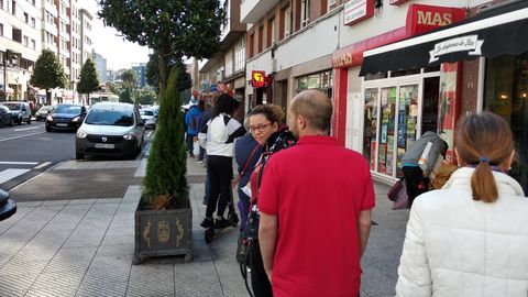 Una larga cola frente al estanco, en la calle Valentín Masip de Oviedo