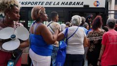 La escasez de combustible deja largas colas cada da en el transporte pblico de La Habana.