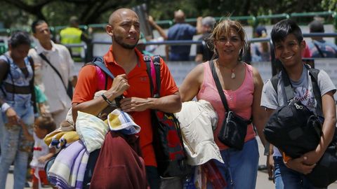 Venezolanos cruzan la frontera de San Antonio del T�chira en Venezuela a C�cuta, en el departamento de Norte de Santander, Colombia