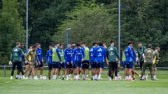 Los jugadores del Oviedo, en El Requexn