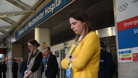Los sanitarios guardan un minuto de silencio por los compañeros fallecidos