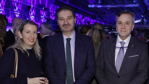 De izquierda a derecha: María Montalvo, presidenta de Unicef Comité Galicia; Jesús Andújar, responsable del departamento de Derecho Tributario Garrigues en Galicia y Roberto Tojeiro, presidente de Gadisa