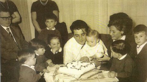 Roberto, hijo de José Suárez Lago, junto a su mujer Amelia García Saavedra en un cumpleaños familiar