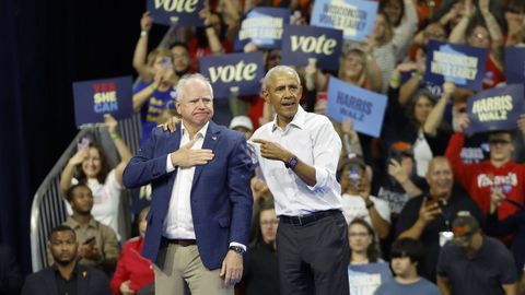 Obama y Walz, en el mitin de la noche del martes en Madison (Wisconsin).