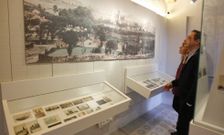 La exposici�n, comisariada por Juan Conde, ofrece hasta febrero una mirada al Santiago del XX. 