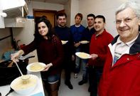 Jos� Balboa (derecha) ense�a cocina, una de las actividades para independizarse mejor.