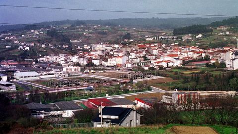 HACE 26 A�OS. En esta imagen tomada por el fotoperiodista Xos� Castro desde Infesta en el a�o 2000 se observan las construcciones, luego derribadas, en las parcelas de O Carregal.