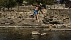 En los �ltimos d�as (la imagen corresponde al viernes) son muchos los ourensanos que acuden a la orilla del r�o para combatir las altas temperaturas