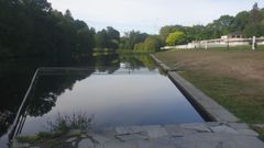 Vista de la playa fluvial de Vilalba, en el margen derecho del r�o Magdalena, con las piscinas municipales al fondo
