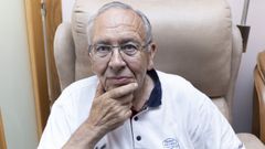 Francisco, ayer, en su casa, en el lugar de A Igrexa, Traba, de donde es nativo. Form� parte de la permanente de C�ritas Diocesana. En Berganti�os, son unos cien voluntarios, m�s que en los comienzos de Su�rez Calvo, que seguir� prestando su ayuda, aunque abandonar� el cargo. M�s all� de la enfermedad que sufre, cree que debe entrar gente �sobre todo moza e con novas ideas�. Las parroquias son clave, defiende.