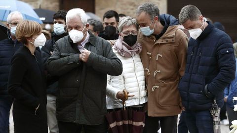 Familiares, amigos y vecinos de David Beriain se concentraron el mi�rcoles en su localidad natal de Artajona para recordar al periodista. En la foto, su cu�ada, Olga V�lez, sus padres, Javier y Angelines, su amigo Fernando Catal�n y su hermano, Eduardo