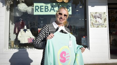 Merchy, de la tienda Hypat&iacute;a, con gafas de sol para atraer a &laquo;Lorenzo&raquo; a Sanxenxo.