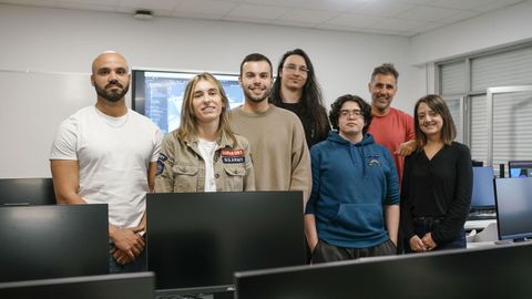 Santiago Garc�a y Mar�a Pato con los alumnos de especializaci�n de videojuegos del CIFP A Carballeira Marcos Valc�rcel.