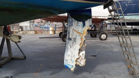 Barco da�ado por las orcas en el mar gallego.