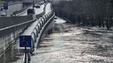 Imagen del Mi�o en Lugo desbordado en la zona del paseo fluvial