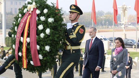  Los reyes de Espaa, durante la ofrenda floral a los hroes cados de China.
