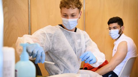 Un estudiante, vacun�ndose en Lausana 