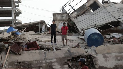 Dos hombres, entre los escombros de un edificio en Catia La Mar, en La Guaira, Venezuela