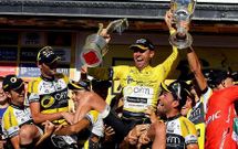 �lex Marque en el podio despu�s de proclamarse ganador de la Volta � Portugal en agosto.