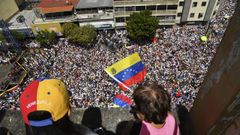 Decenas de miles de personas participan en una concentraci�n contra el Gobierno de Maduro en el acomodado barrio de Chacao 
