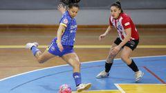 Alice Duarte golpeando a puerta ante las catalanas