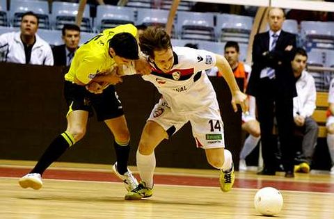 El Santiago Futsal intentar� arrebatarle la quinta plaza al Triman Navarra en Sar.